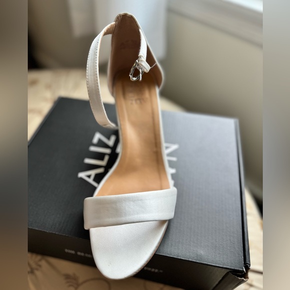 Naturalizer Vera Dress Sandal Heel 9.5W / Peal White Satin - Picture 6 of 12